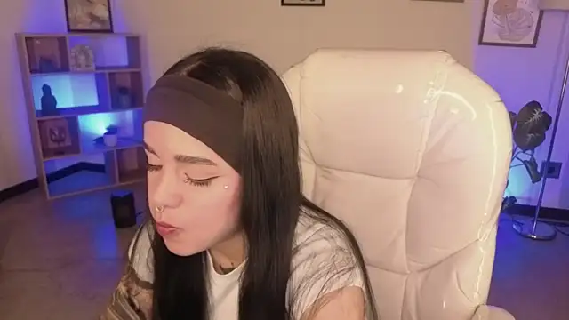 Nicole Foxx  online show from 11.25.25