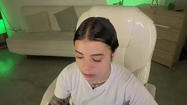 Nicole Foxx  online show from 12.13.25