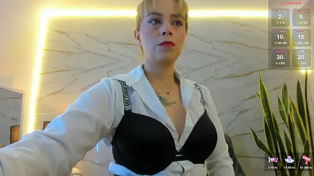 Snapshot of RayaCarr_ chatting on 05.14.26 RayaCarr online show from 05.14.26