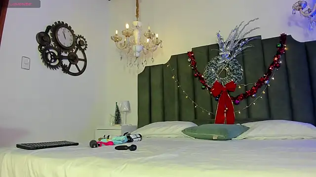 Snapshot of AnthonelaRusso_ chatting on 12.18.25 AnthonelaRusso online show from 12.18.25