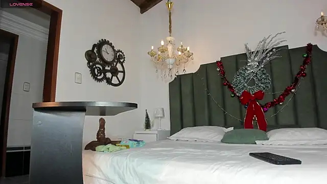 Snapshot of AnthonelaRusso_ chatting on 12.22.25 AnthonelaRusso online show from 12.22.25