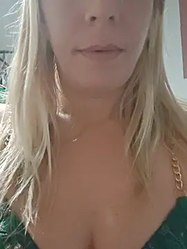 Snapshot of SweetyNinaOff1 chatting on 10.15.25 SweetyNinaOff1 online show from 10.15.25