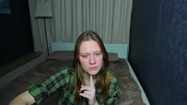 Snapshot of TessaSwans chatting on 01.29.25 TessaSwans online show from 01.29.25