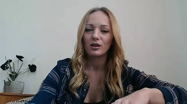 Snapshot of EllyaDiamond chatting on 02.17.25 EllyaDiamond online show from 02.17.25