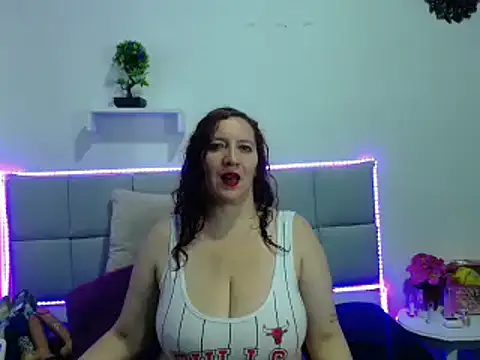 Madisson Housse online show from 03.08.25