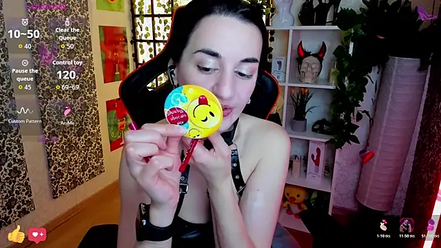 Snapshot of JessicaAlfo chatting on 06.19.26 JessicaAlfo online show from 06.19.26