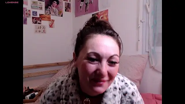 AdorahB3ll3 online show from 10.14.25