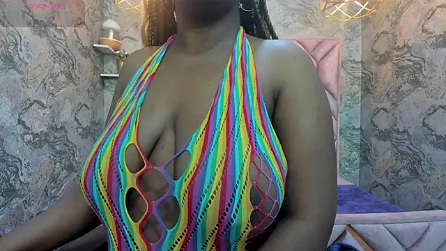 Snapshot of nefertiti_ebony chatting on 10.01.25 nefertiti ebony online show from 10.01.25