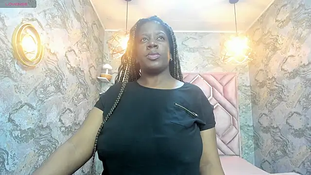 Snapshot of nefertiti_ebony chatting on 10.15.25 nefertiti ebony online show from 10.15.25