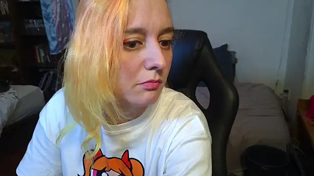 Snapshot of Evelan420 chatting on 10.27.25 Evelan420 online show from 10.27.25