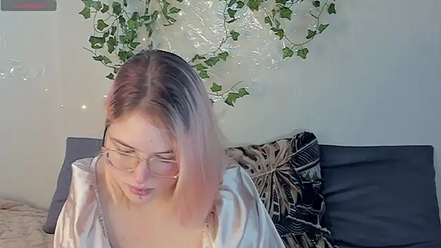 Manic pixie  online show from 09.12.25