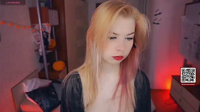 LynetHakes online show from 10.30.25