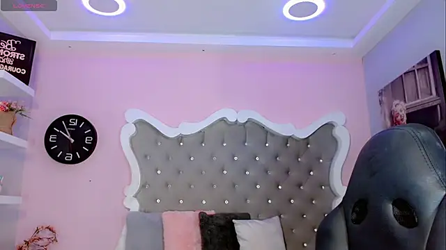 Snapshot of CamiiGarcia chatting on 02.25.25 CamiiGarcia online show from 02.25.25