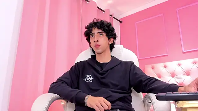 Snapshot of Alezzandro_ chatting on 02.04.25 Alezzandro online show from 02.04.25