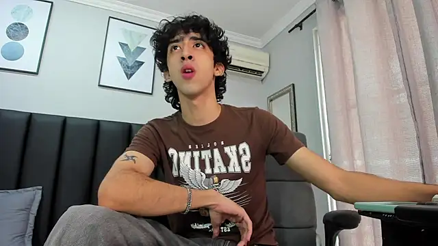 Snapshot of Alezzandro_ chatting on 02.18.25 Alezzandro online show from 02.18.25