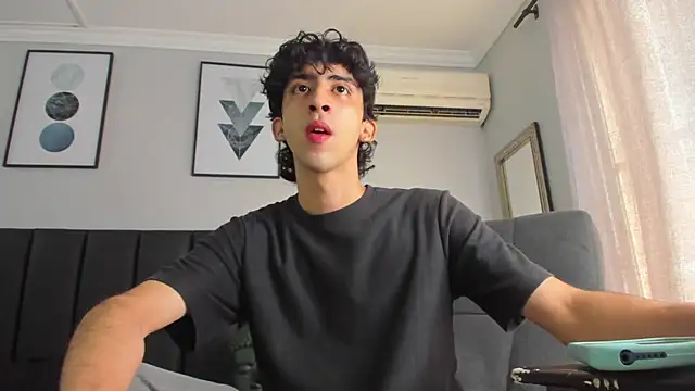 Snapshot of Alezzandro_ chatting on 03.11.25 Alezzandro online show from 03.11.25