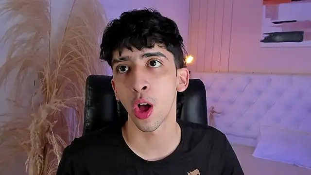 Snapshot of Alezzandro_ chatting on 10.03.25 Alezzandro online show from 10.03.25