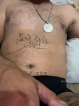 Snapshot of paullliliu chatting on 12.21.25 paullliliu online show from 12.21.25