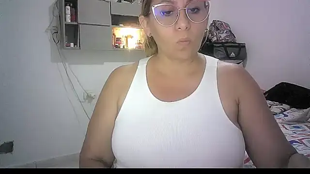 Snapshot of mariana0x chatting on 05.16.26 mariana0x online show from 05.16.26