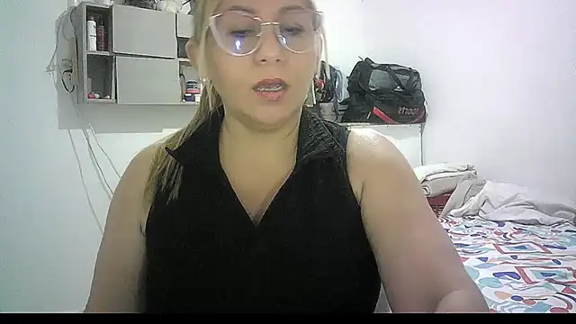 Snapshot of mariana0x chatting on 05.17.26 mariana0x online show from 05.17.26
