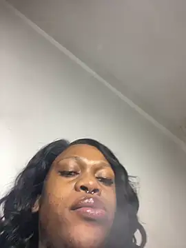 Snapshot of Boneca25 chatting on 04.25.26 Boneca25 online show from 04.25.26