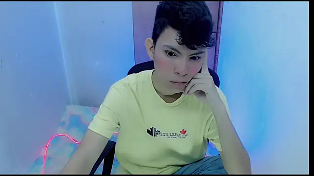 Snapshot of Alexxx_lov chatting on 02.02.25 Alexxx lov online show from 02.02.25