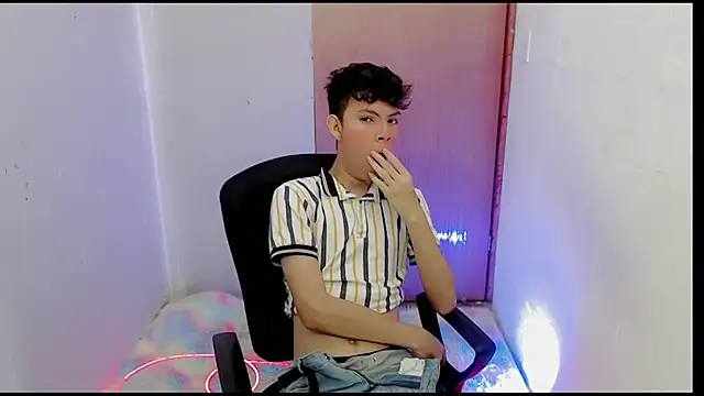 Snapshot of Alexxx_lov chatting on 02.03.25 Alexxx lov online show from 02.03.25