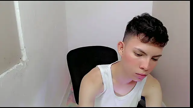 Snapshot of Alexxx_lov chatting on 03.22.25 Alexxx lov online show from 03.22.25