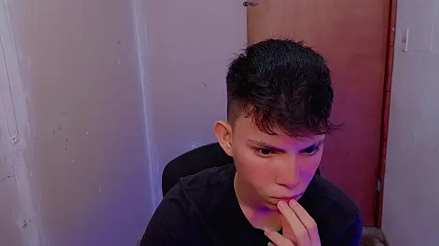 Snapshot of Alexxx_lov chatting on 02.18.26 Alexxx lov online show from 02.18.26