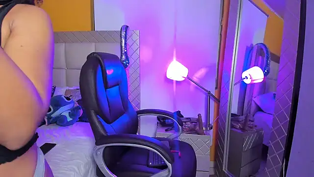 Snapshot of alice_evanst chatting on 03.08.25 alice evanst online show from 03.08.25