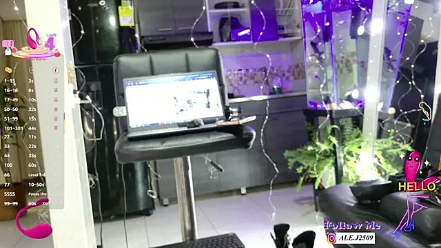 Snapshot of Ale_250900 chatting on 12.17.25 Ale 250900 online show from 12.17.25