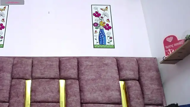 VICTORIAHANK  online show from 04.17.26