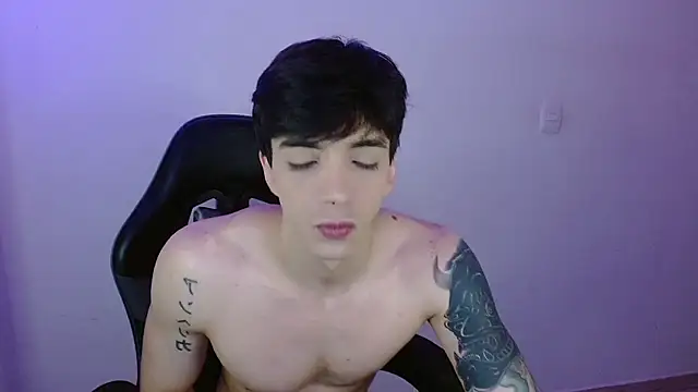 Snapshot of H3ll_B0I chatting on 04.09.26 H3ll B0I online show from 04.09.26