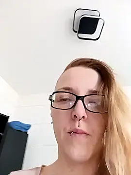 Snapshot of Astrid-Gilbert chatting on 02.04.25 Astrid-Gilbert online show from 02.04.25