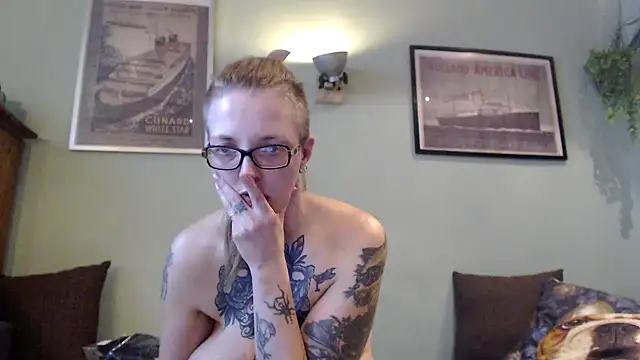 Snapshot of Astrid-Gilbert chatting on 03.07.25 Astrid-Gilbert online show from 03.07.25