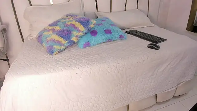 violet gray  online show from 02.15.25