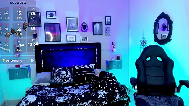 Snapshot of IsisRaichuu_ chatting on 09.22.25 IsisRaichuu  online show from 09.22.25