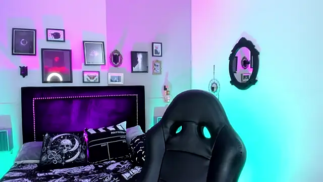 Snapshot of IsisRaichuu_ chatting on 09.24.25 IsisRaichuu  online show from 09.24.25