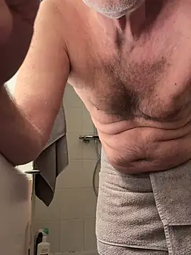 Snapshot of vincent1522 chatting on 01.27.25 vincent1522 online show from 01.27.25