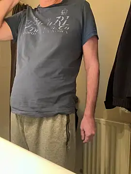 Snapshot of vincent1522 chatting on 02.15.25 vincent1522 online show from 02.15.25