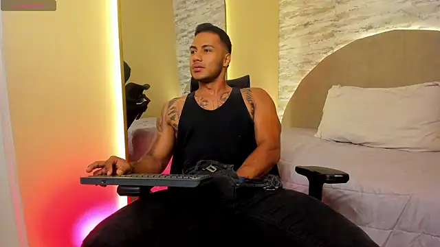 Snapshot of lennox_ray chatting on 02.13.25 lennox ray online show from 02.13.25