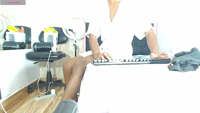 k stormi  online show from 12.20.25