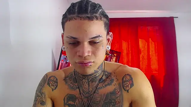 Snapshot of hot_man05 chatting on 10.25.25 hot man05 online show from 10.25.25