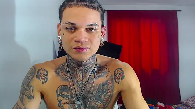 Snapshot of hot_man05 chatting on 10.27.25 hot man05 online show from 10.27.25