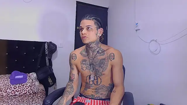 Snapshot of hot_man05 chatting on 10.28.25 hot man05 online show from 10.28.25