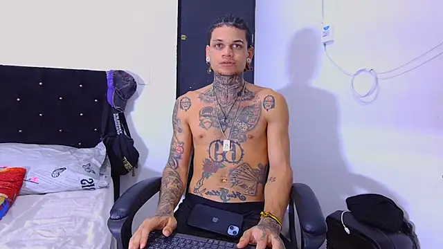 Snapshot of hot_man05 chatting on 10.31.25 hot man05 online show from 10.31.25