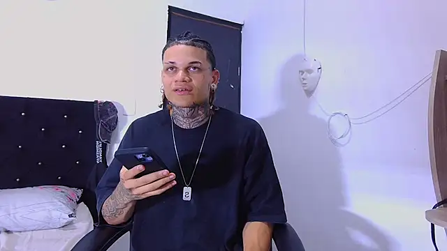 Snapshot of hot_man05 chatting on 11.14.25 hot man05 online show from 11.14.25