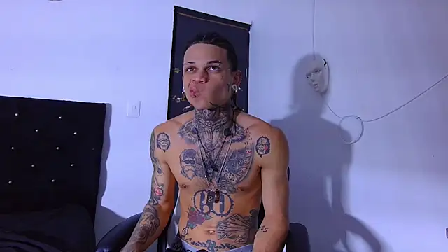 Snapshot of hot_man05 chatting on 12.20.25 hot man05 online show from 12.20.25