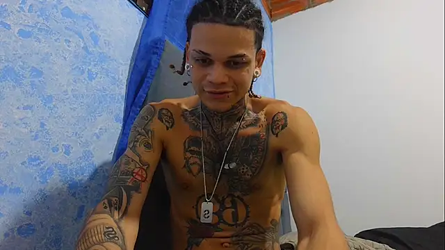 Snapshot of hot_man05 chatting on 12.21.25 hot man05 online show from 12.21.25