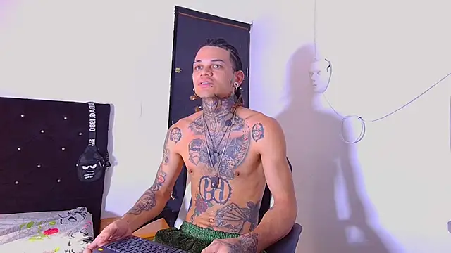 Snapshot of hot_man05 chatting on 01.05.26 hot man05 online show from 01.05.26